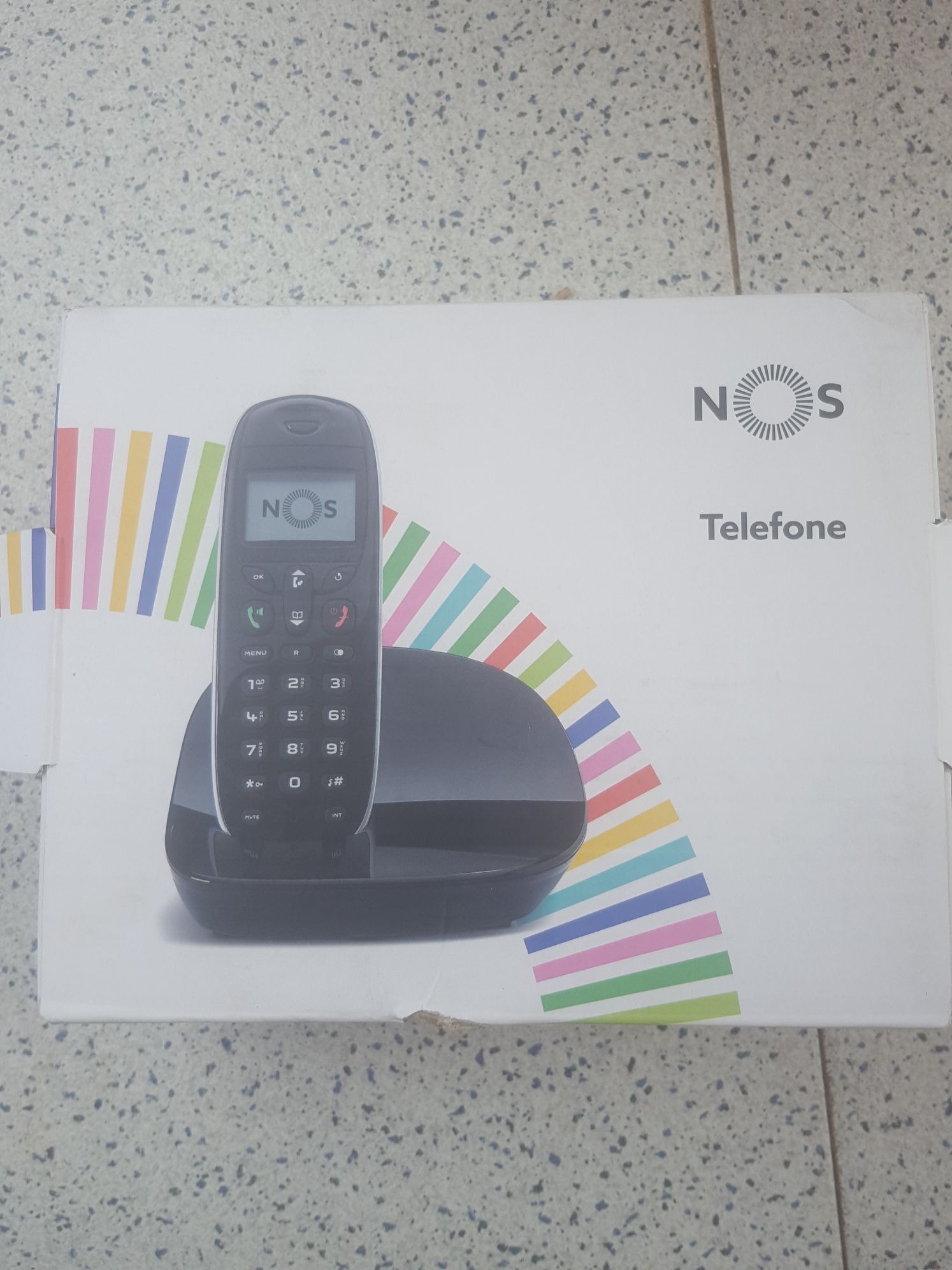 Telefone  móvel  para  ligar  á  rede  novo  ainda  na caixa