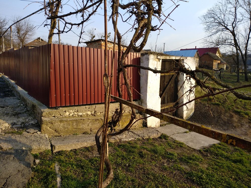 Продається будинок та земельна ділянка