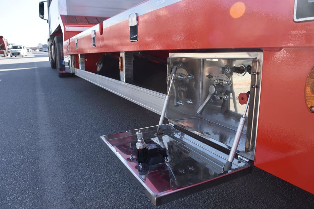 Nowa naczepa niskopodwoziowa trzyosiowa Donat najazdy hydrauliczne