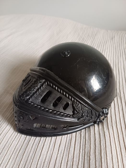 Karnawał dziecięcy hełm rycerza czarny z ruchomą przyłbicą plastikowy