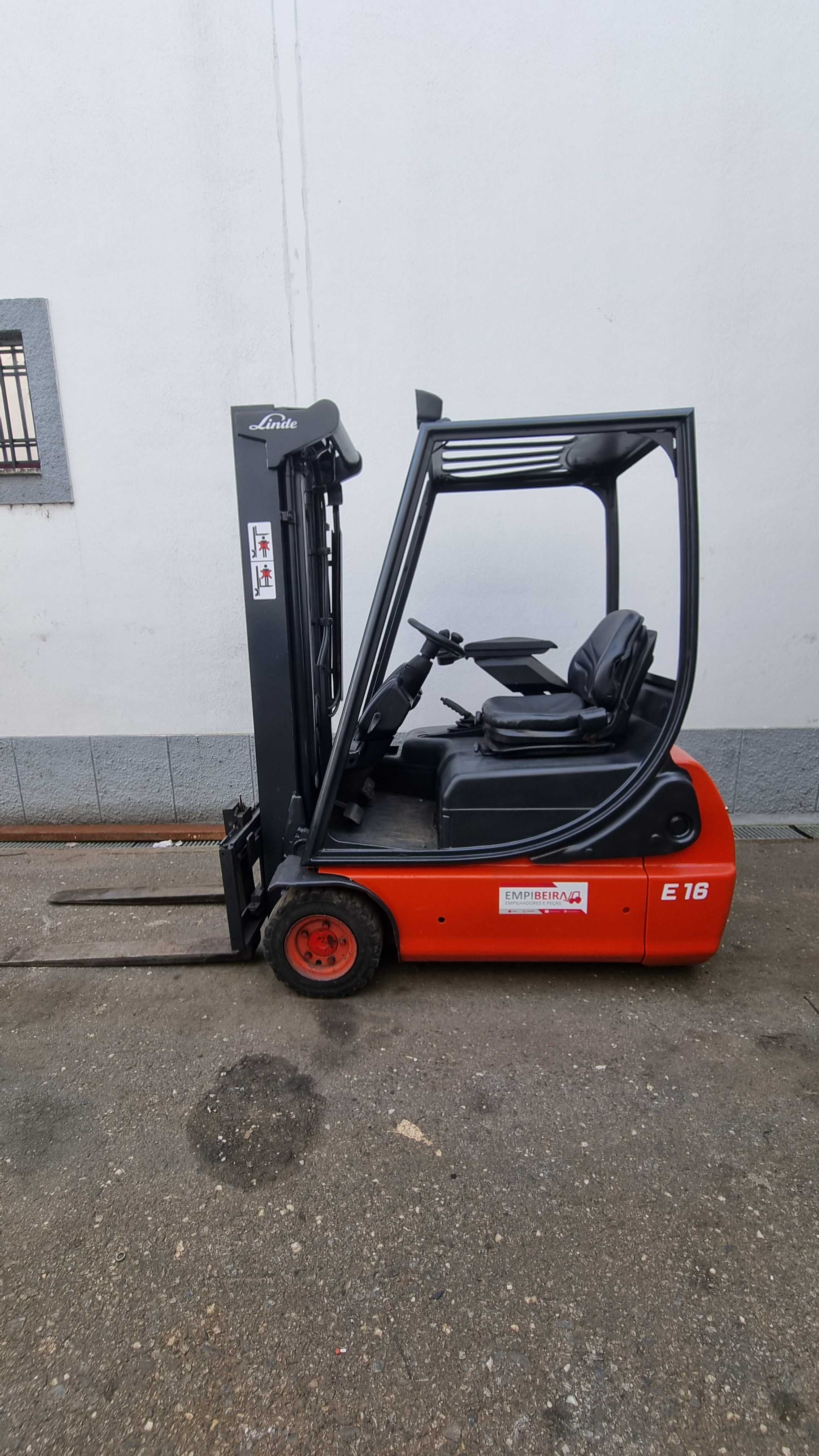 Empilhador Elétrico 1600kg deslocamento de garfos - LINDE E16 5,5m