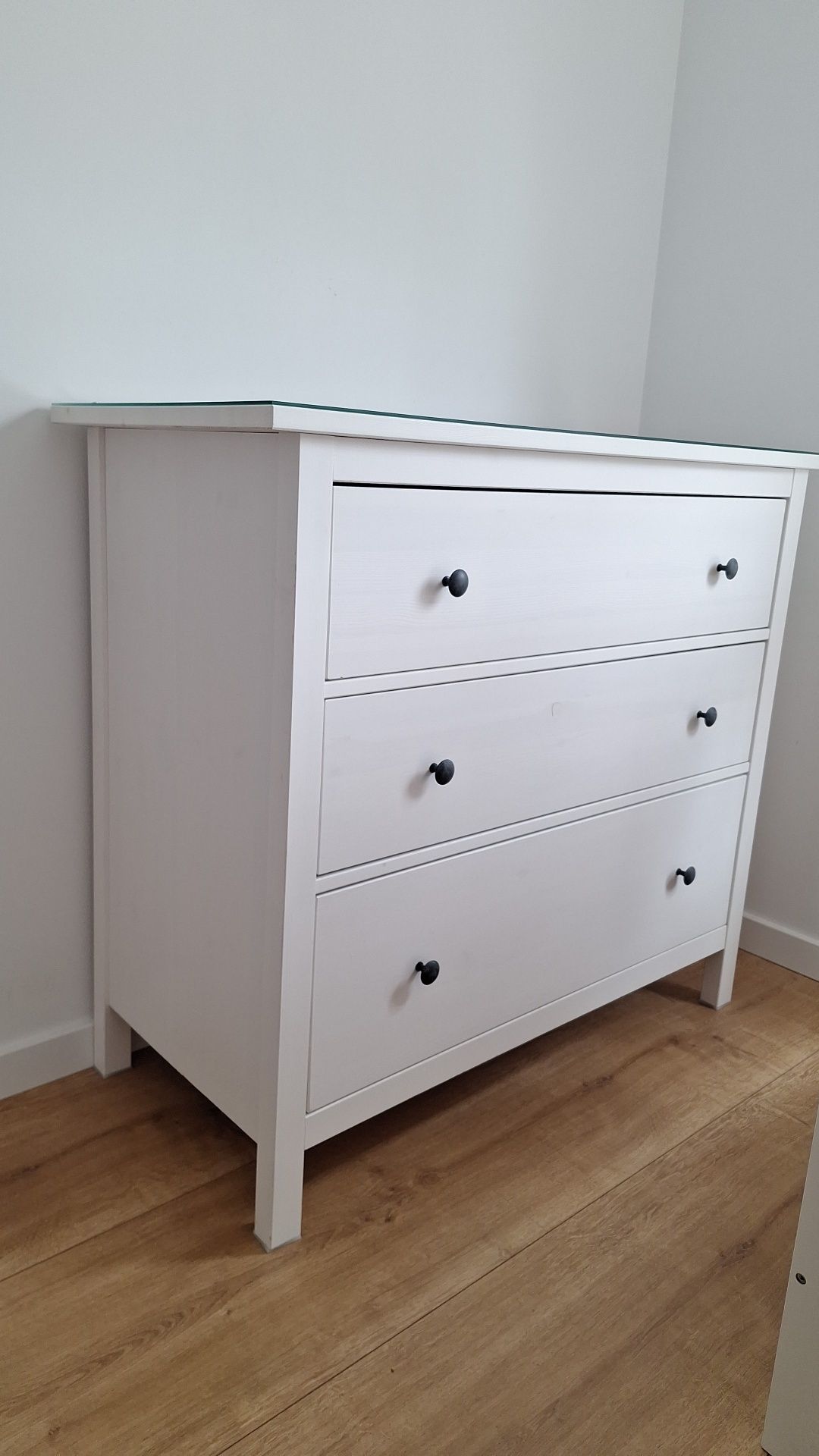 Cómoda Ikea com vidro e 3 gavetas