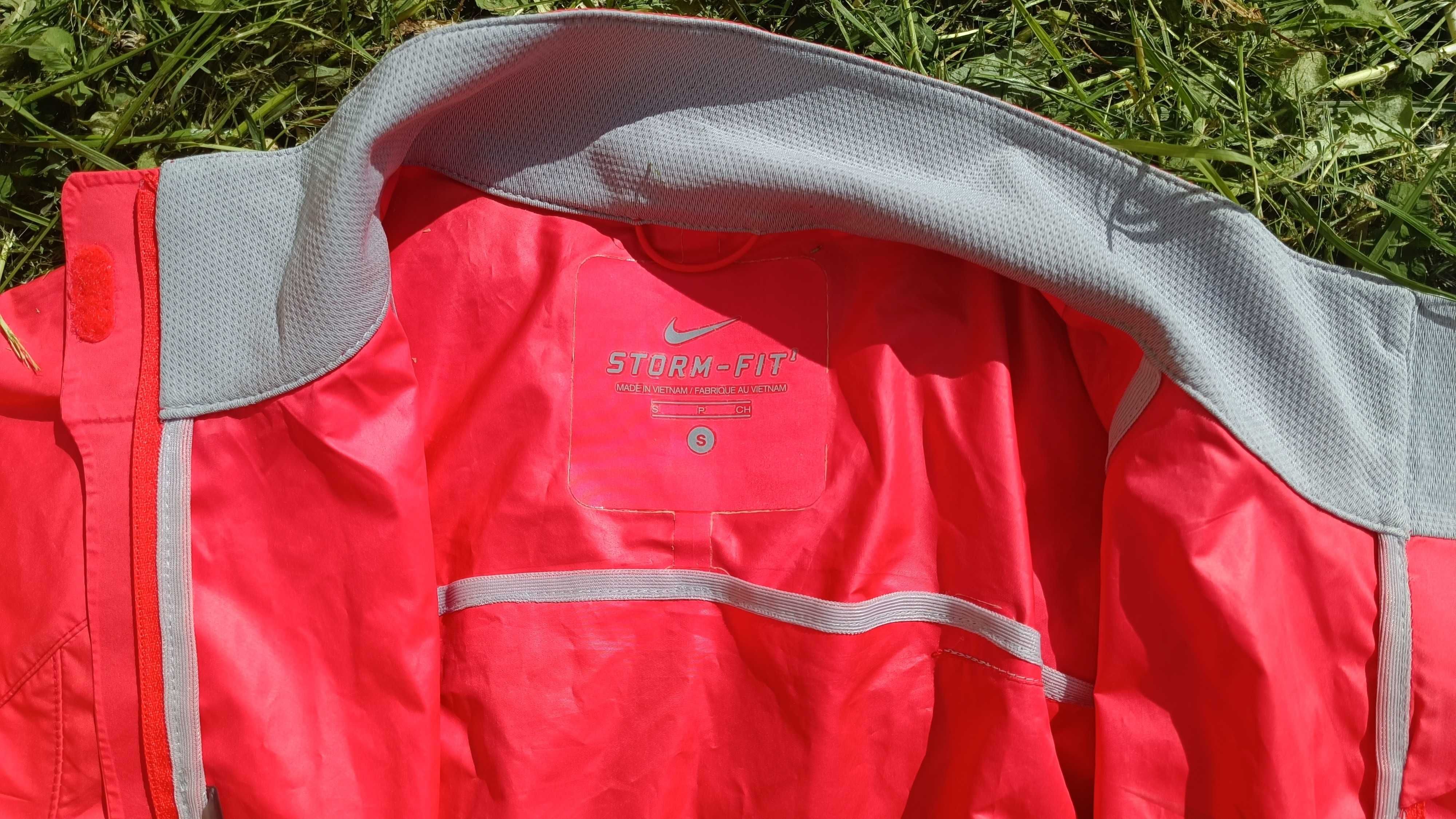 Жіноча бігова мембранна  куртка Nike Storm-Fit