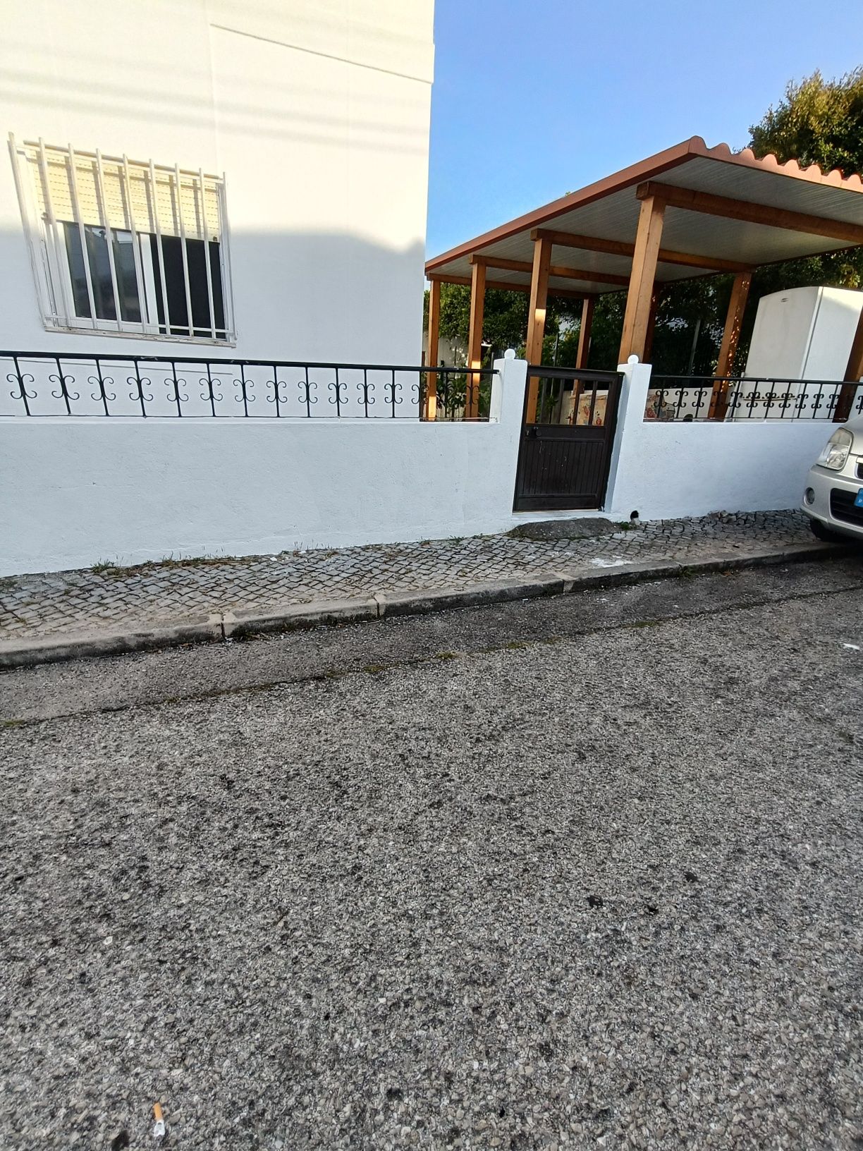 Alugo  Moradia com quintal