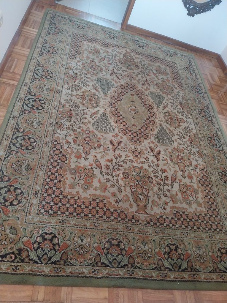 Carpetes para sala de jantar e sala de estar.