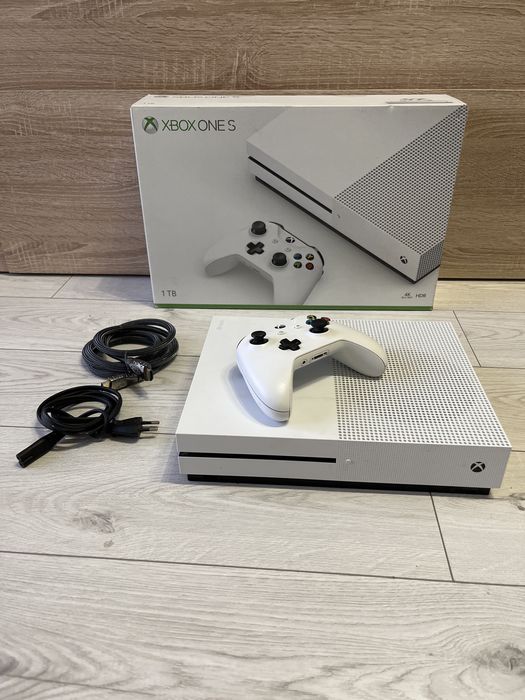 Xbox one s   1 TB + dodatki