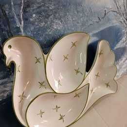 Prato aperitivos com várias divisões com o formato de uma pomba *