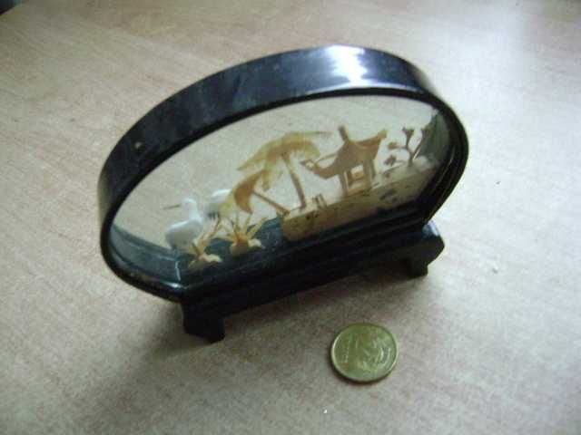 Starocie z PRL - Obrazek z rzeźbionego korka za szkłem TANIO