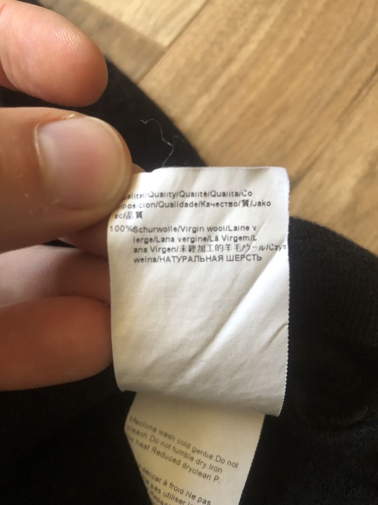 Sweter w serek Hugo Boss rozmiar M 100% wełna dziewicza