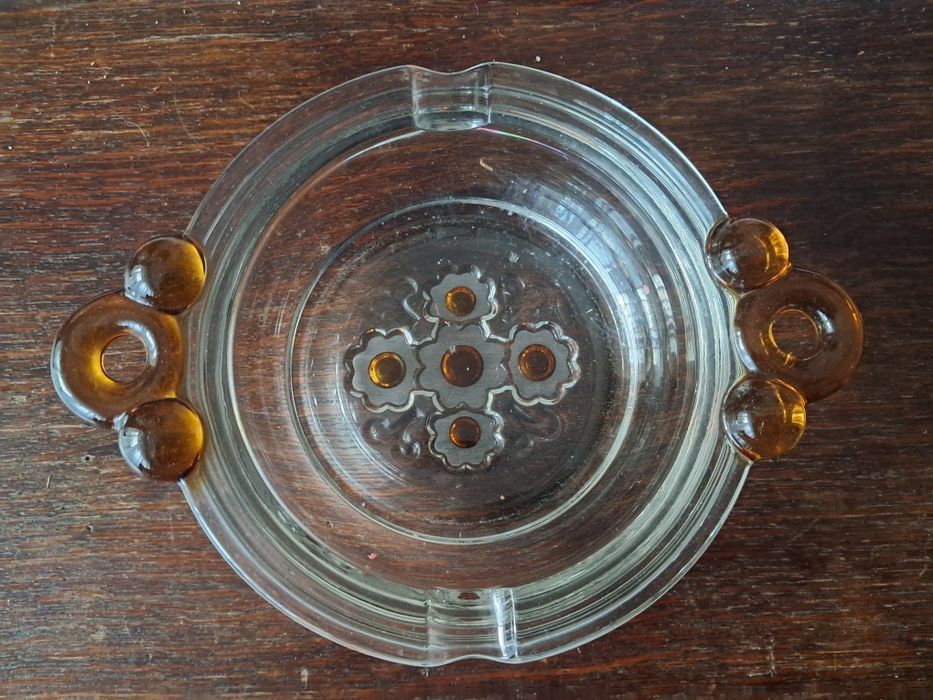 Stara przezroczysta  popielniczka z wstawkami w kolorze bursztynu