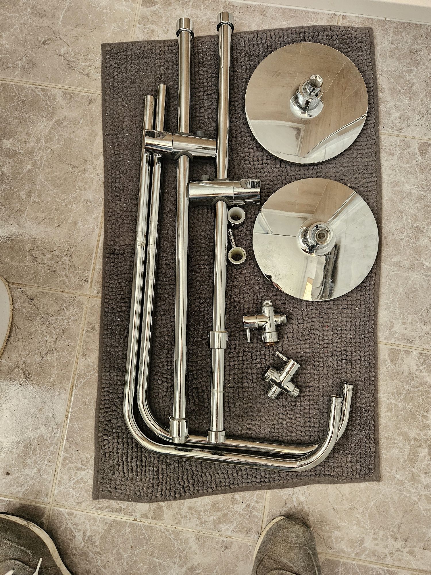 Conjunto de dois chuveiros com ligadores para mão de chuveiro.