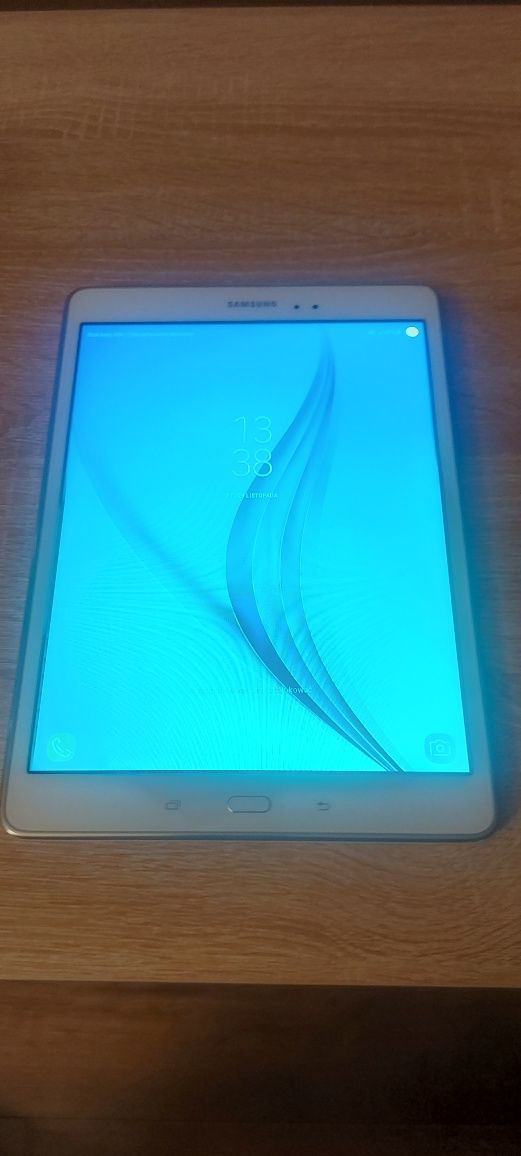 Samsung Galaxy Tab A SM T555 stan wizualny jak nówka. Bialy