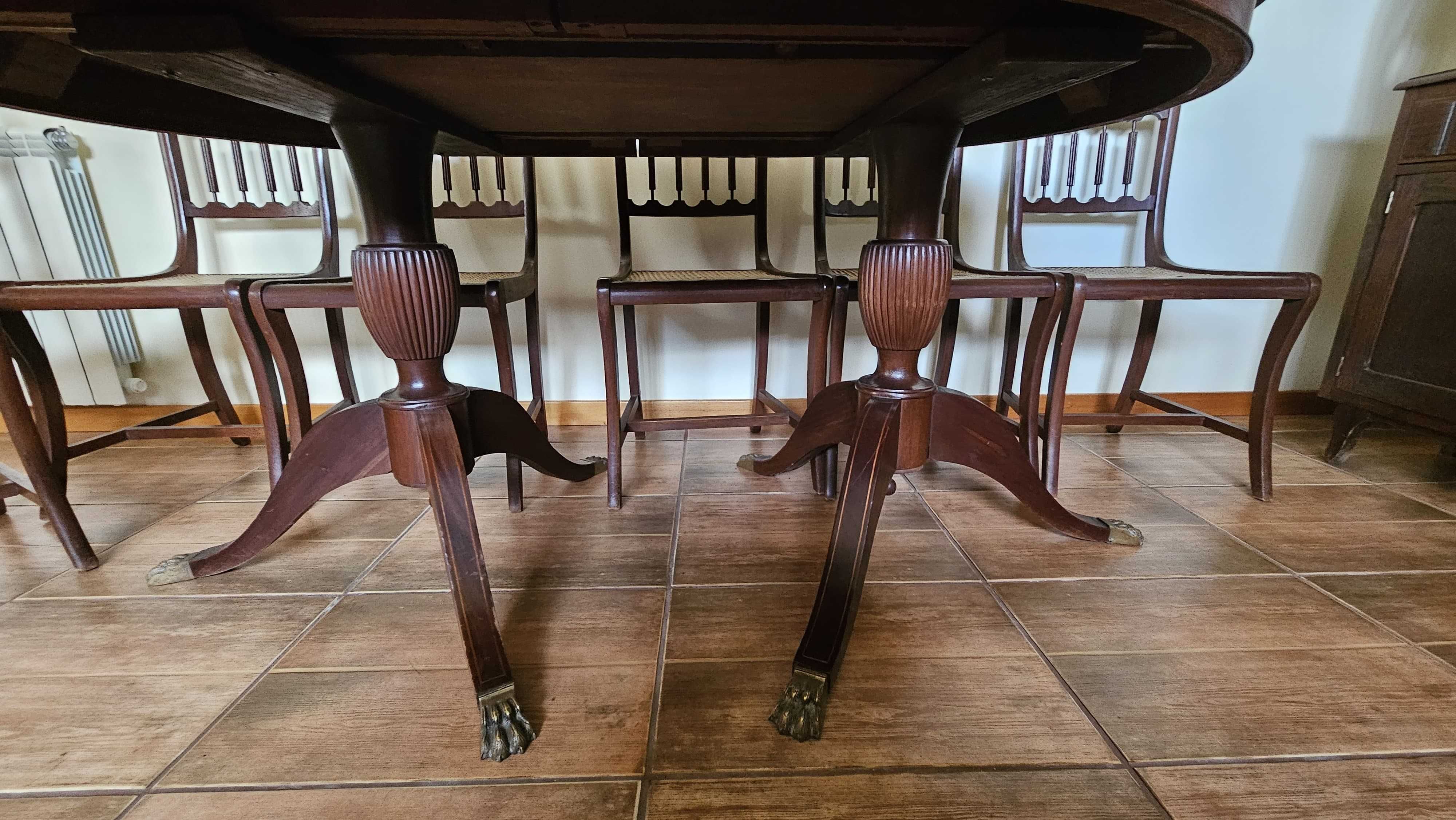 Mesa antiga de sala com 8 cadeiras