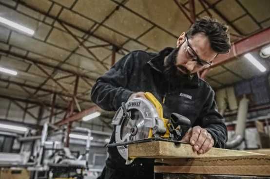 Пила дисковая, циркулярная пила DeWalt DWE 560 (1.35кВт, 184 мм, 65мм)