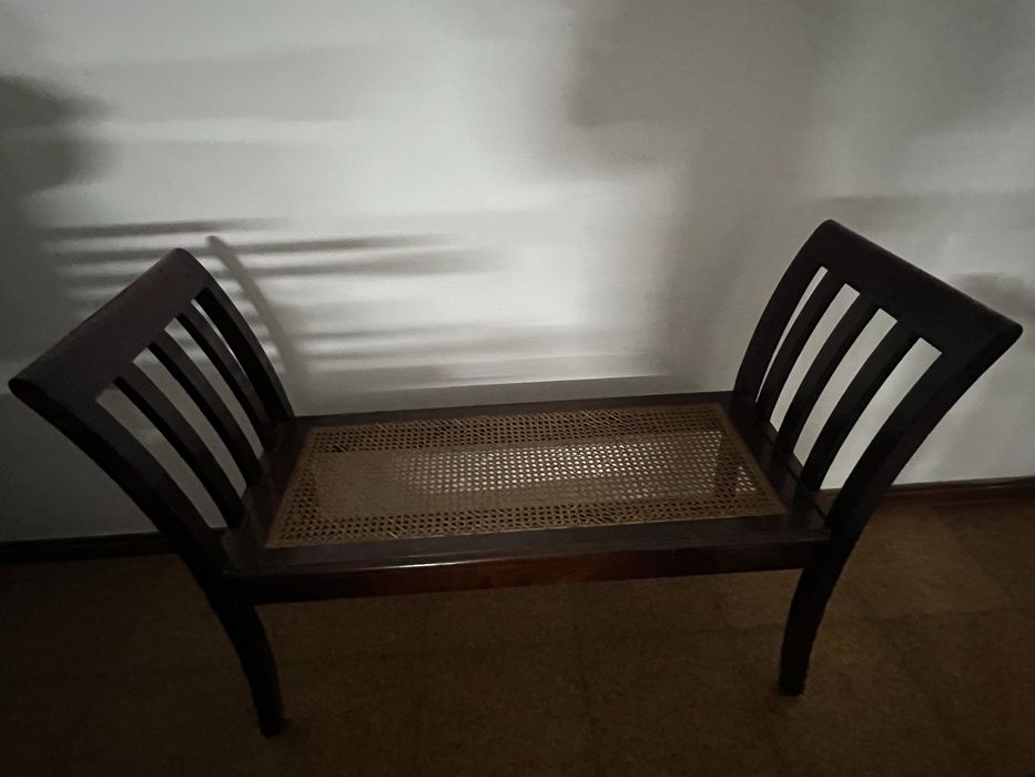 Banqueta de madeira maciça e palhinha
