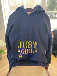Granatowa bluza z kapturem z napisem "Just Girl"