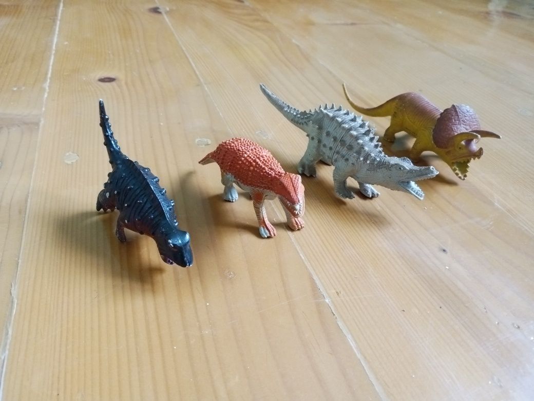 Динозаври великі і маленькі