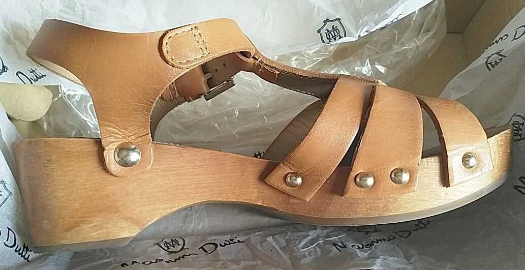 Sandálias em madeira e couro - tamanho 34