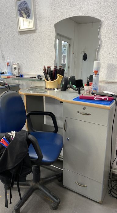 Тумбочка дзеркало для перукаря в салон візажиста