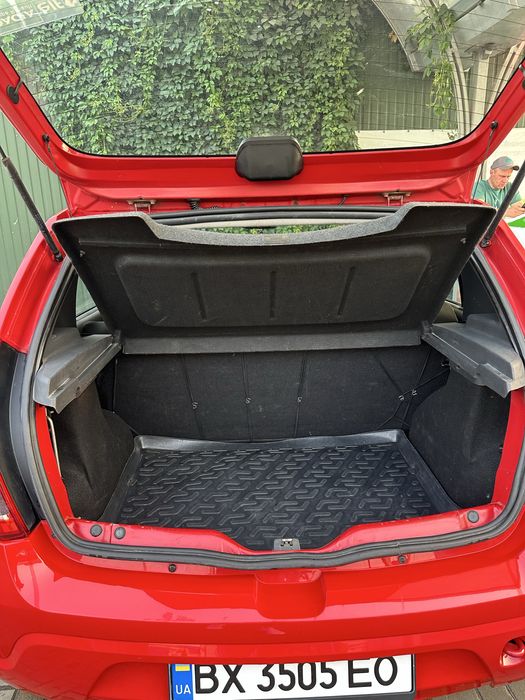 Продам автомобіль Дачія Сандеро