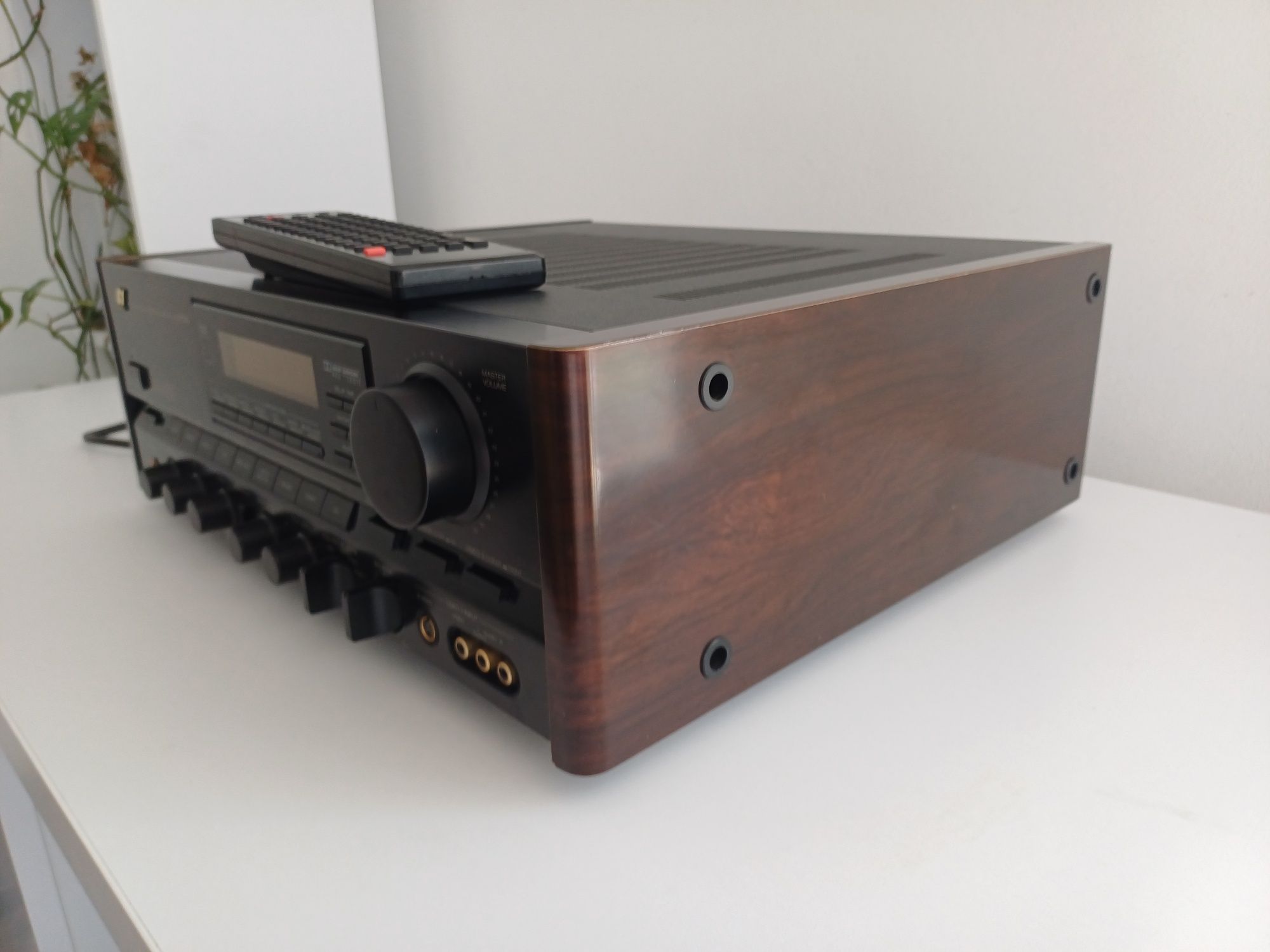 Wzmacniacz SANSUI AU V7000 STEREO/ SURROUND  z pilotem