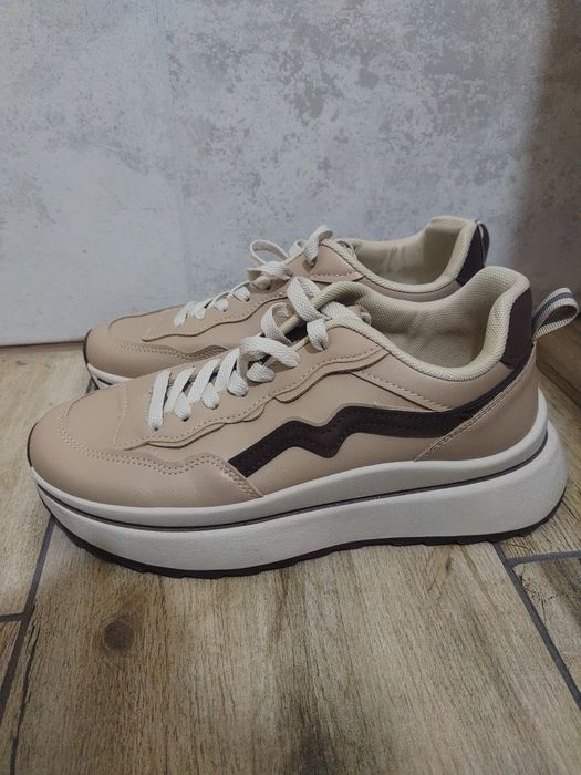 Кроссовки бежевые экокожа размер 40, стелька 25,5 сантиметров