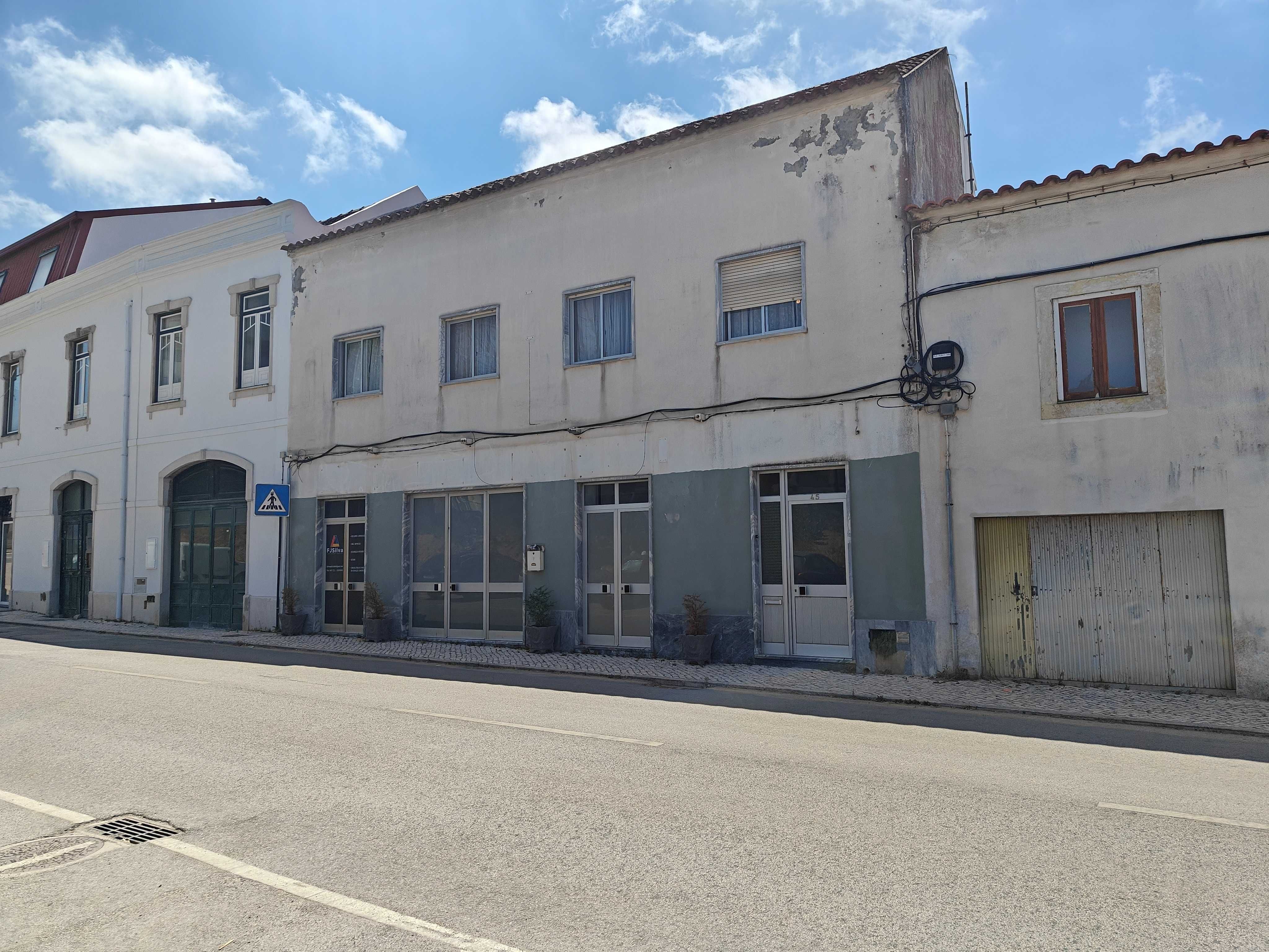 Arrenda-se loja com ~120m² no centro da vila