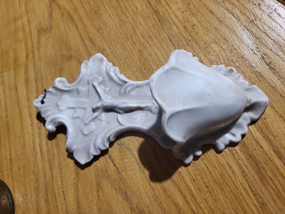 Stary porcelanowy krzyż kropielnica z porcelany