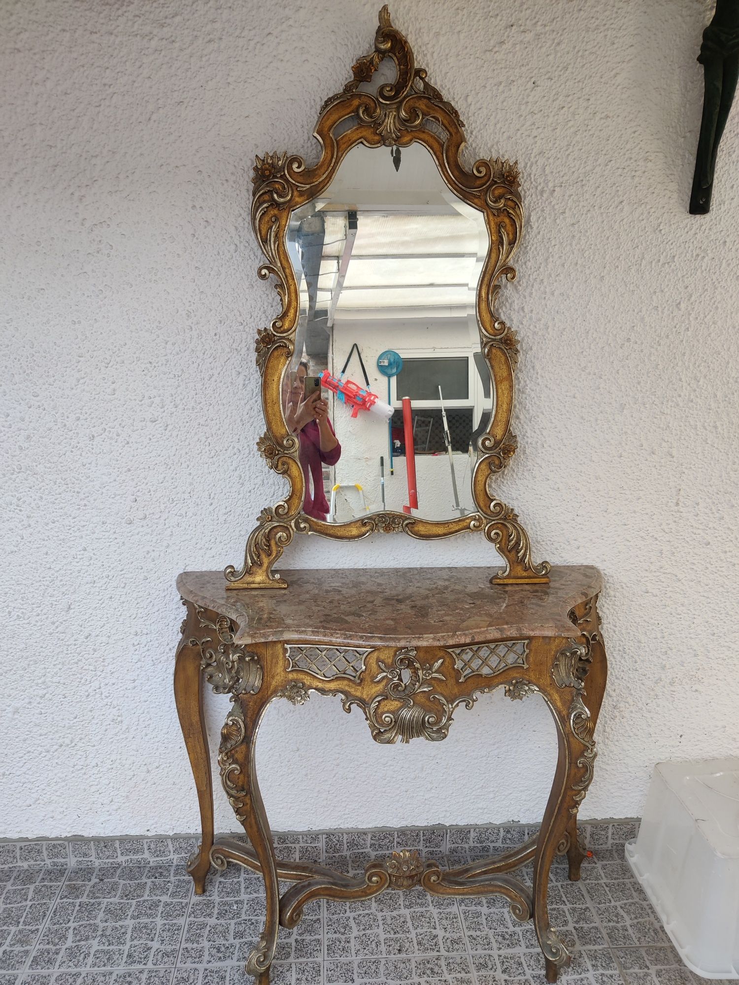 Cardencia antiga em madeira com espelho