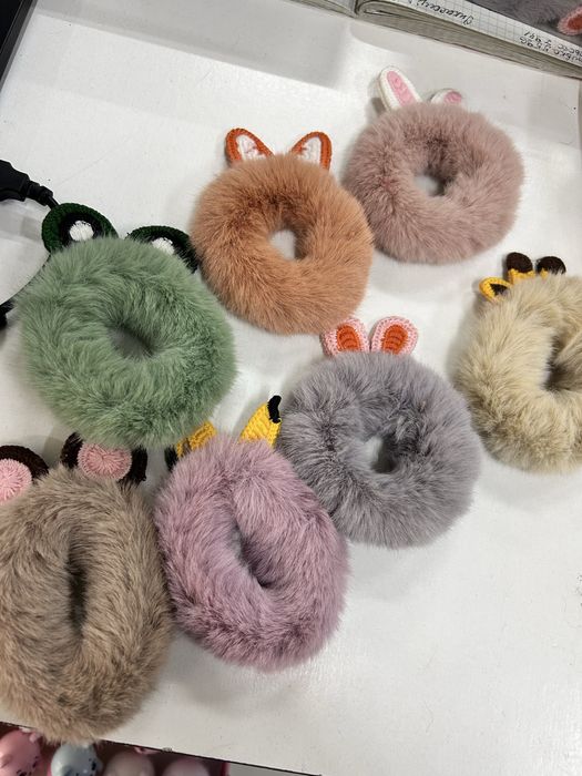 Пухнасті резинки для волосся з декоративними елементами