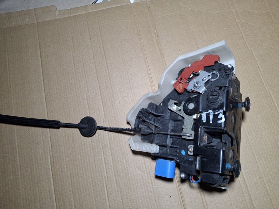 Замок двери Фольксваген Джетта 2006 год