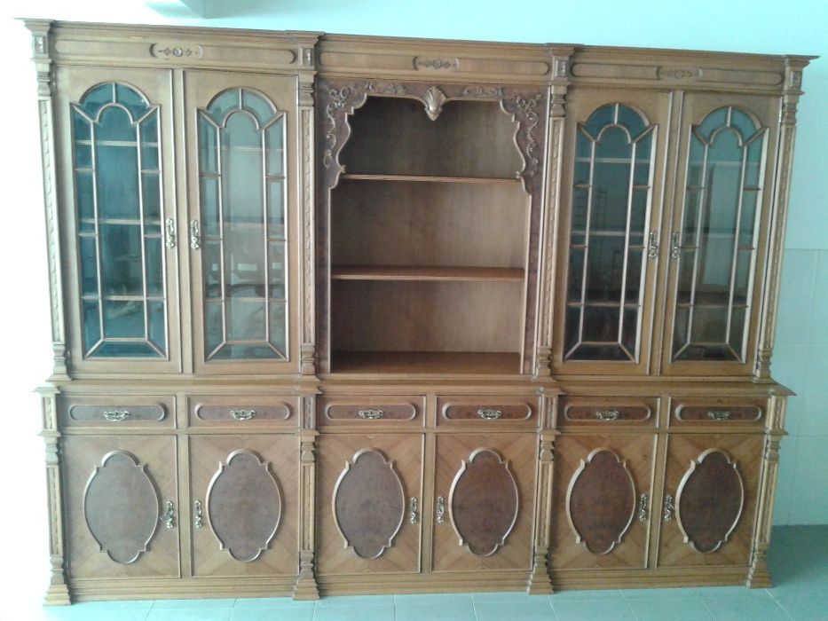Sala de jantar toda em madeira de nogueira maciça
