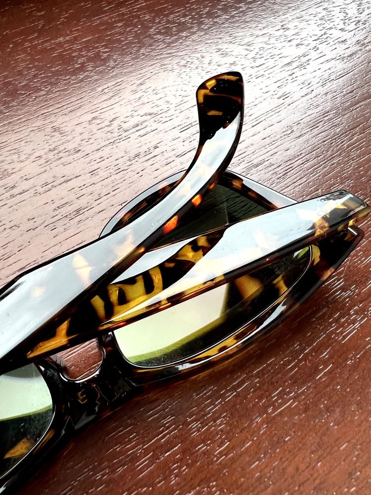 Brązowe okulary przeciwsłoneczne z etui z Pull&Bear