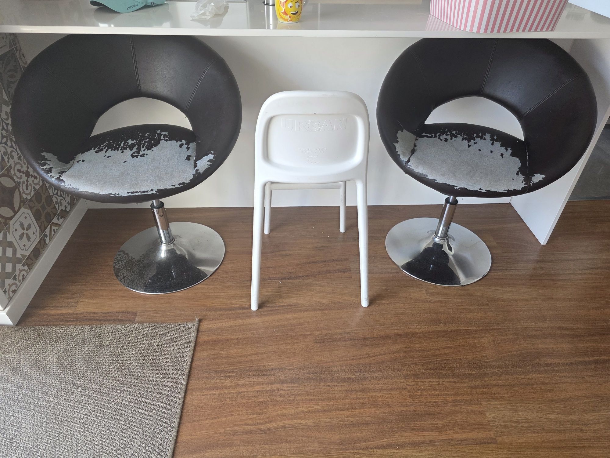2 Cadeiras redondas para restauro 15 euros