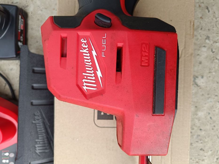 Акумуляторний кущоріз MILWAUKEE M12