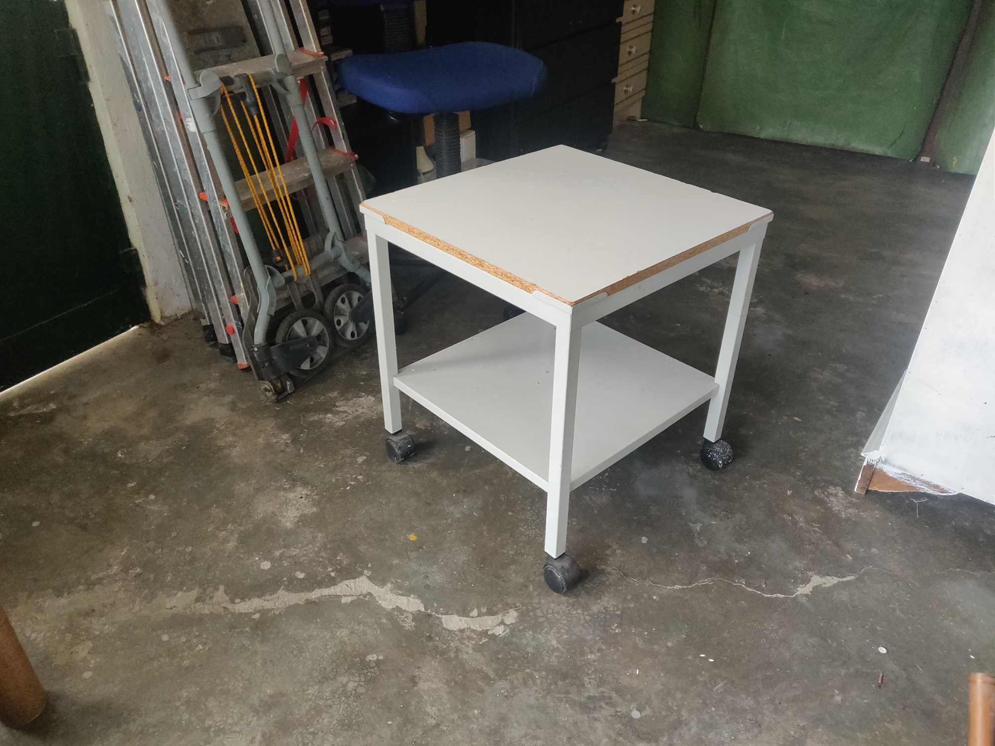 Mesa pequena branca