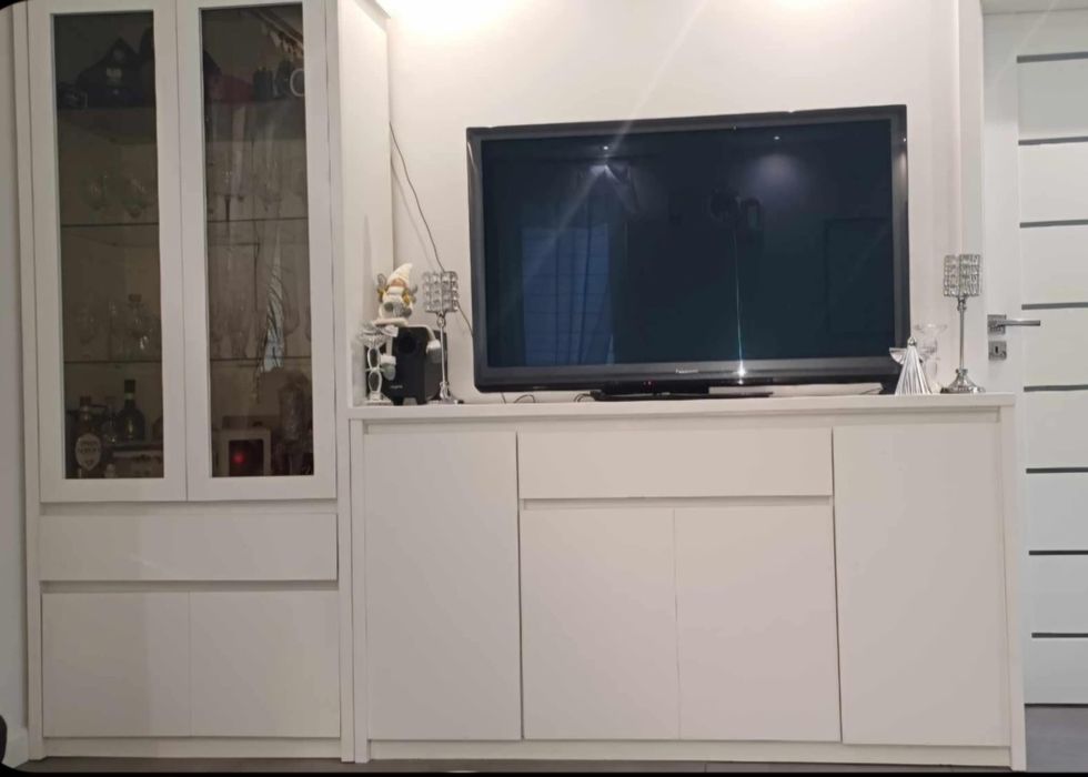 Witryna podświetlana z  komodą