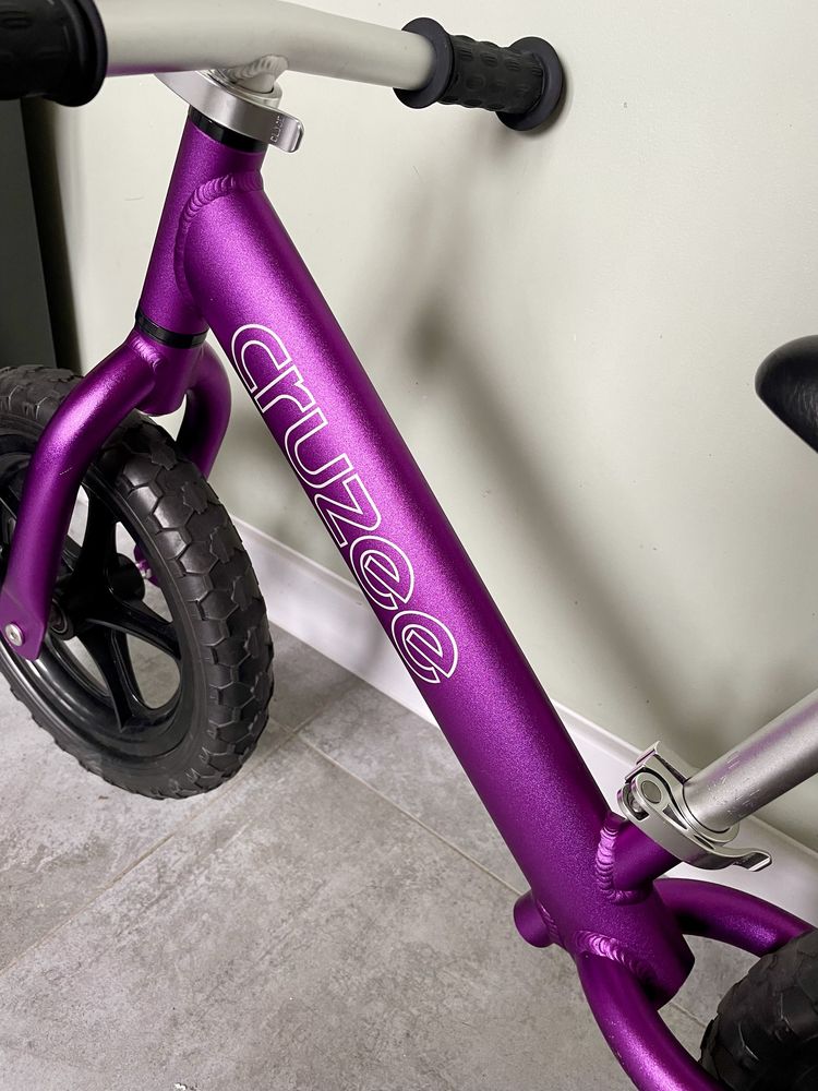 Lekki rowerek biegowy Cruzee 12 fioletowy jak nowy