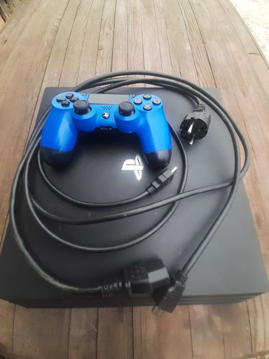 Konsola PS4 Pro 1 TB + pad + okablowanie.Stan b.dobry.