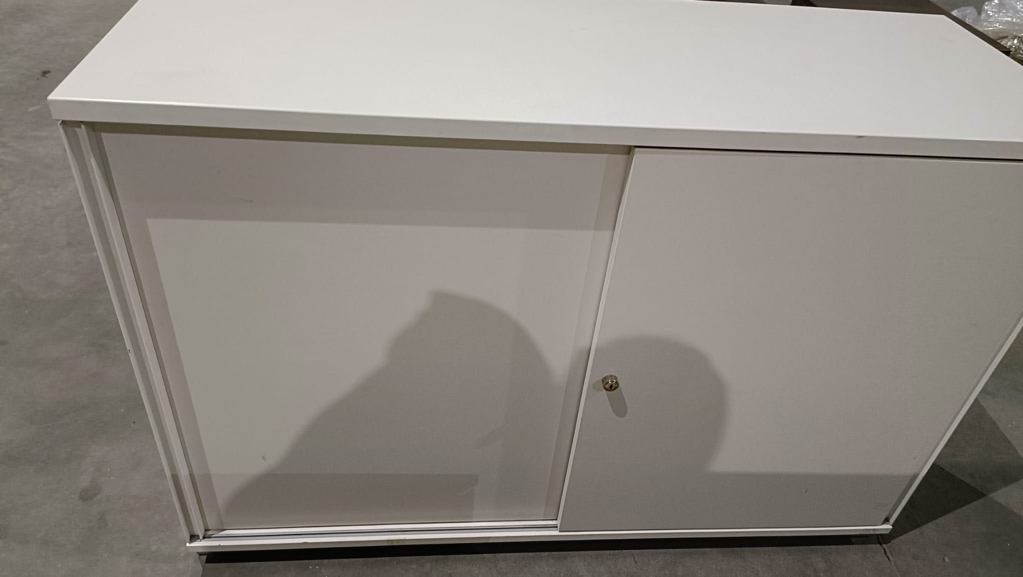 Komoda biała przesuwane drzwi - 45x120x82 cm