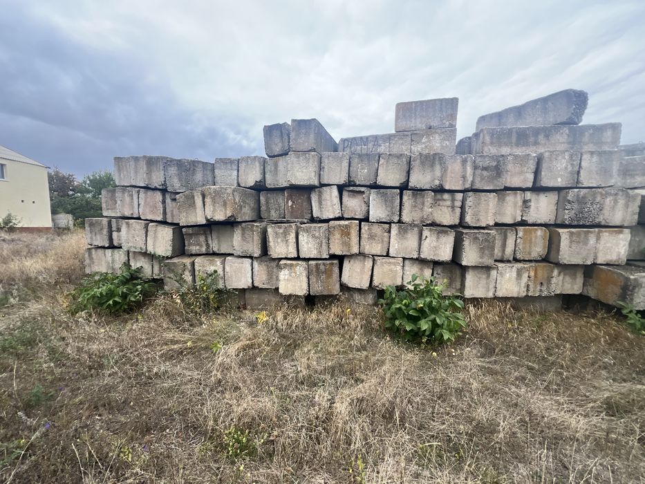 Продам блоки фундаментные в отличном состоянии