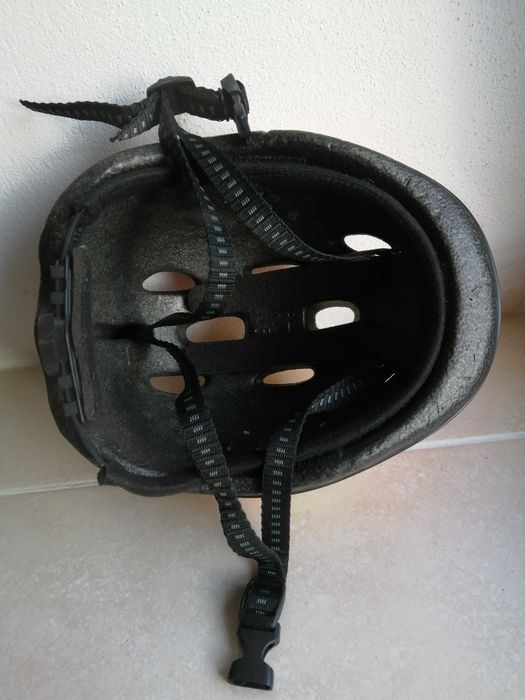 Capacete de menina com uma oferta