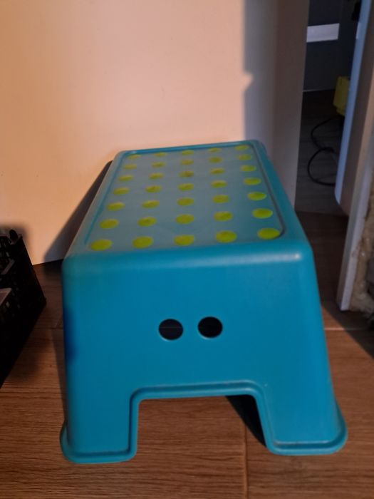Podstawka ,krzeselko , pojemnik ikea