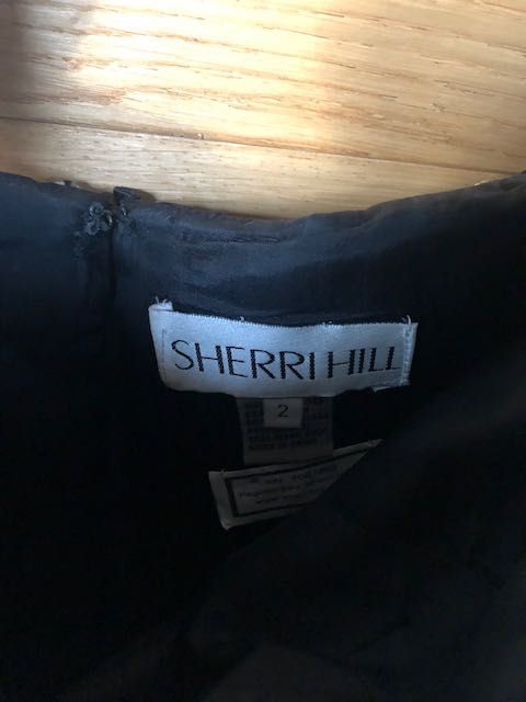 Sukienka koktajlowa Sherri Hill 2886 z piórami czarna rozm. xs