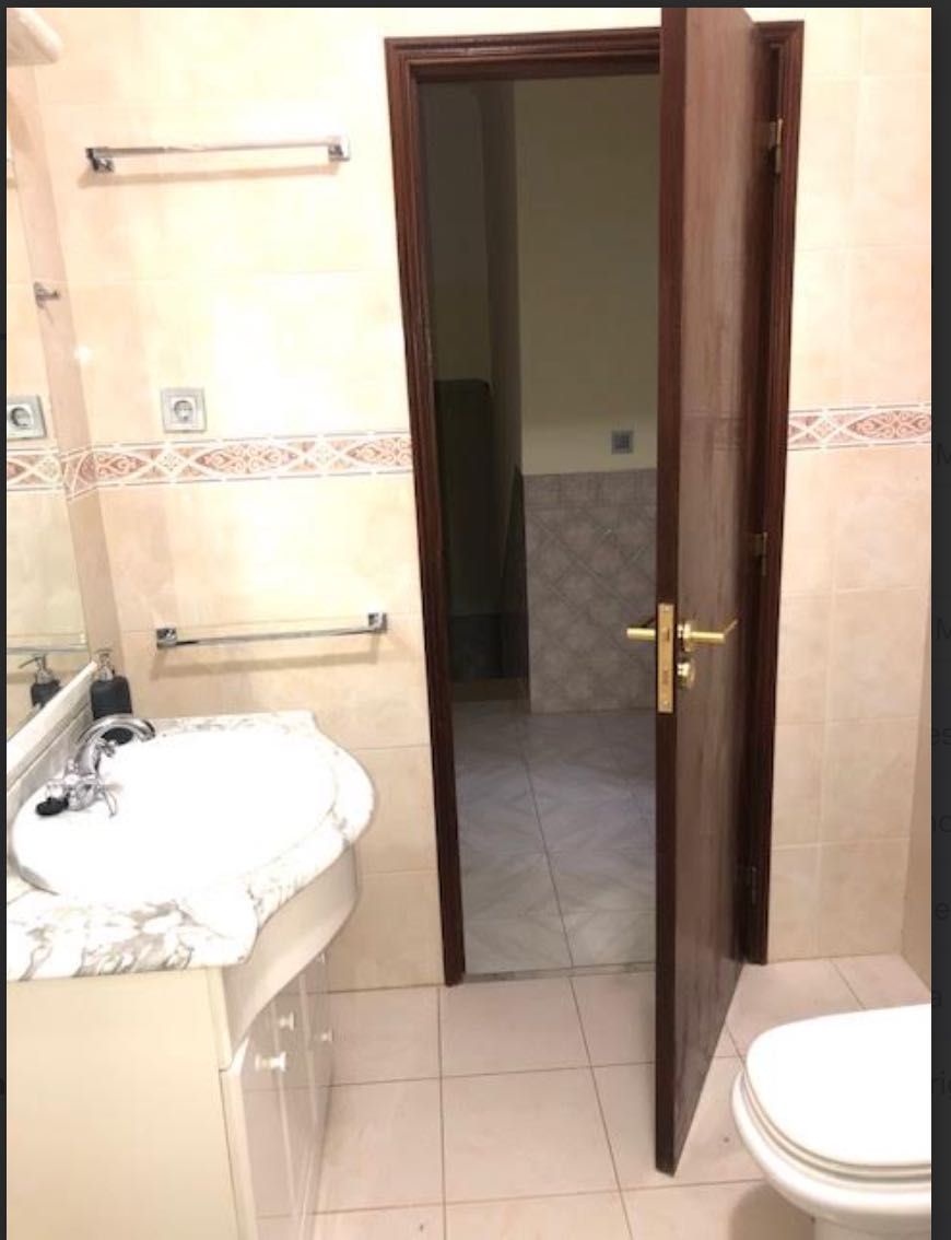 Quarto Sesimbra com muita luz, sossegado e varanda privativa.