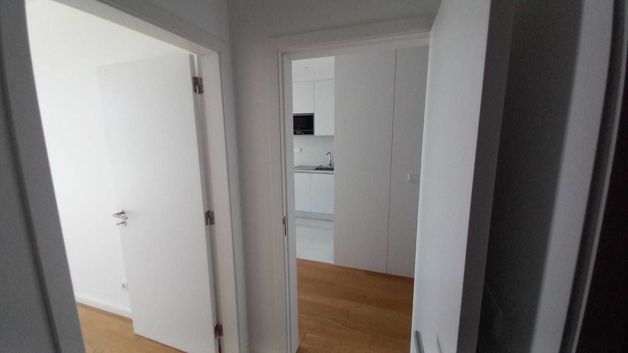 Apartamento T1 Novo, com garagem, Junta a Av. Republica