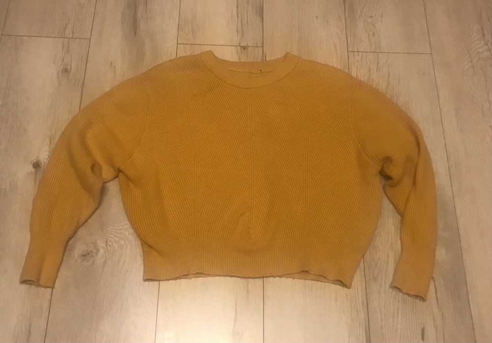Krótki gruby musztardowy sweterek