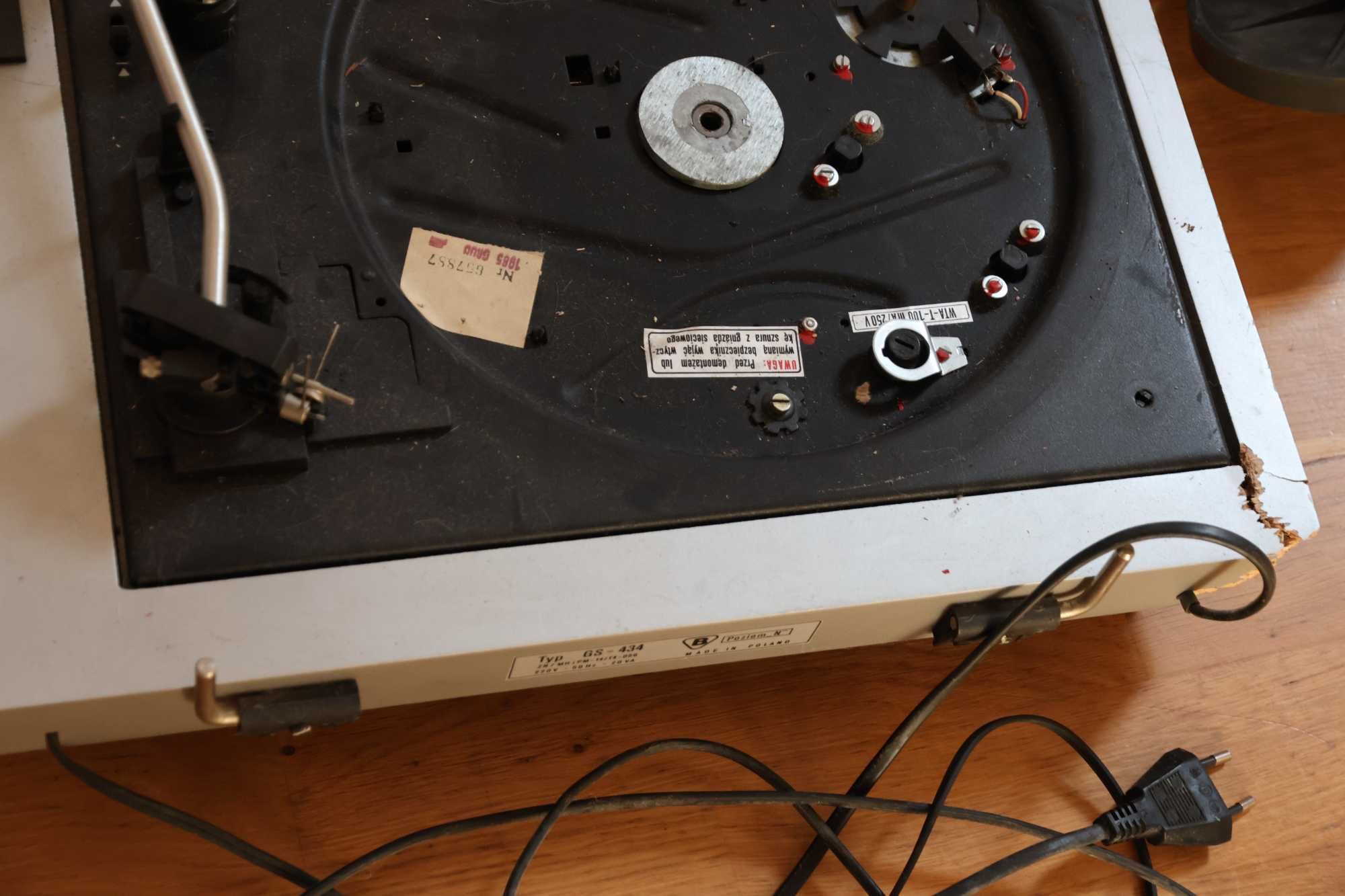 Gramofon Bernard pozostałości - talerz z gumową matą lub elektronika.