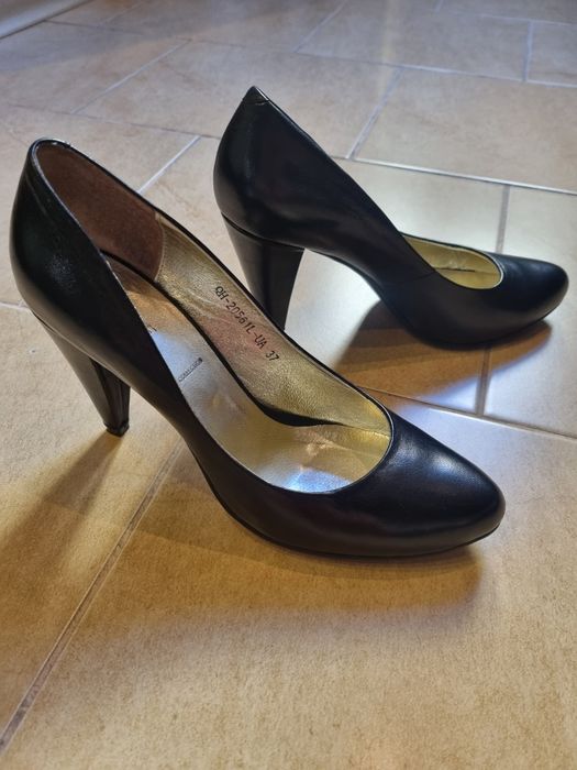 Туфлі на підборах з натуральної шкіри.