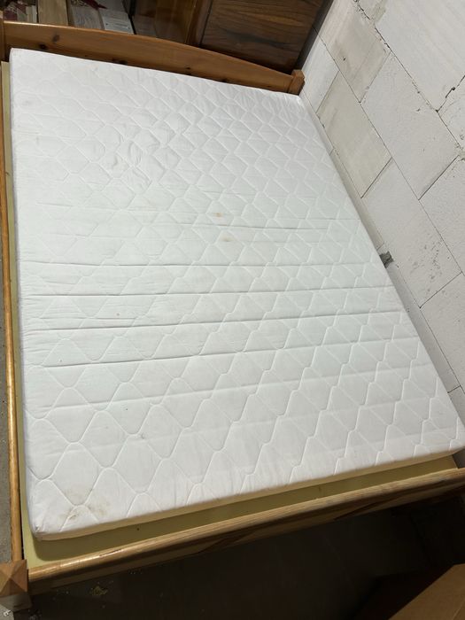 Sprzedam duże łóżko z 2 materacami stan dobry